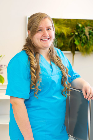 Zahnarzt Lahr - Fr. Dr. Schnell - Frau Krasniqi, Patientenberatung